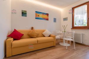 ein Wohnzimmer mit einem Sofa und einem Tisch in der Unterkunft Garden Beth's House in Brenzone sul Garda