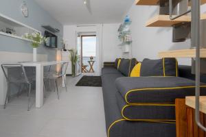 una sala de estar con un sofá y una mesa en TOP LOCATION! BEACH & CENTER APT 4, en Bol