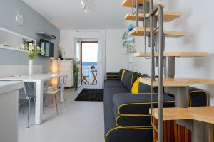 Sala de estar y comedor con sofá y mesa en TOP LOCATION! BEACH & CENTER APT 4, en Bol