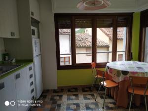 une cuisine avec une table et une fenêtre dans l'établissement CASA ARGIA, à Enciso