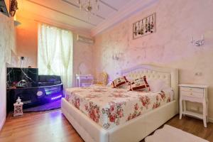 um quarto branco com uma cama e uma banheira em L&S Jacuzzi Home em Roma