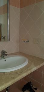 een badkamer met een wit bad en een spiegel bij Solferinobeach in Trappeto