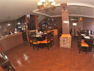un restaurante con comedor con mesas y sillas en Hotel Real de la Sierra, en Mazamitla