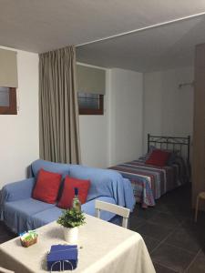 sala de estar con sofá y cama en Apartamentos Hautacuperche, en San Sebastián de la Gomera