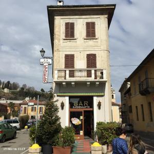阿罗纳斯帕格纳酒店的商店前有标志的高大的白色建筑