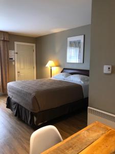 En eller flere senge i et værelse på Royalty Maples Cottages and Motel