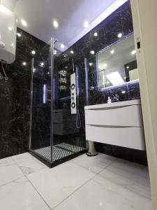 y baño con ducha y lavamanos. en Apartments Blazevic, heated pool&jacuzzi, en Dramalj