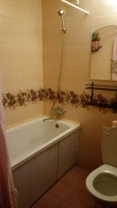 Ein Badezimmer in der Unterkunft Затишна двокімнатна квартира
