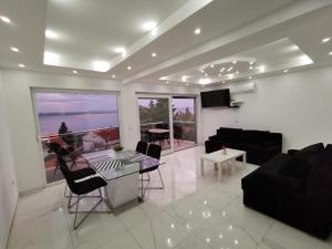 sala de estar con sofá y mesa con sillas en Apartments Blazevic, heated pool&jacuzzi, en Dramalj