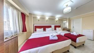 Postel nebo postele na pokoji v ubytování Cihangir Palace Hotel
