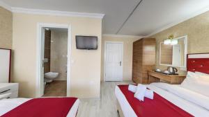 Postel nebo postele na pokoji v ubytování Cihangir Palace Hotel