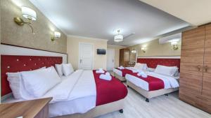 Postel nebo postele na pokoji v ubytování Cihangir Palace Hotel
