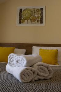 uma pilha de toalhas sentadas em cima de uma cama em SAMSON rooms em Marina