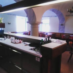 a kitchen with a bar with bottles of wine at Zur goldenen Krone in Ehrenhausen
