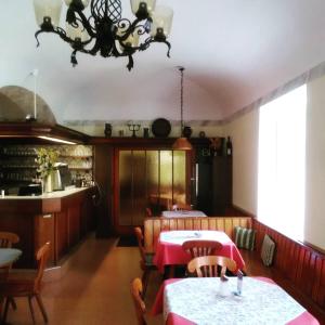 Reštaurácia alebo iné gastronomické zariadenie v ubytovaní Zur goldenen Krone