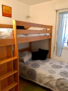 a bedroom with two bunk beds and a window at Le Noisetier in Cavalaire-sur-Mer +29 photos