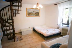 um pequeno quarto com uma cama e uma escada em Martin em Trento
