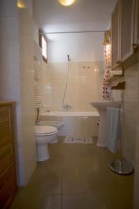 een badkamer met een bad, een toilet en een wastafel bij Martin in Trento