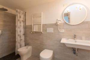 A bathroom at Hotel Sole Castello