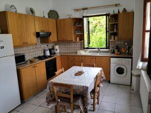 Kuchyň nebo kuchyňský kout v ubytování Spanos House