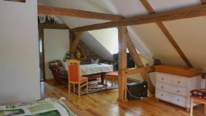 מיטה או מיטות קומותיים בחדר ב-Wjažka