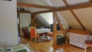 ein Zimmer mit Tisch und Stühlen auf dem Dachboden in der Unterkunft Wjažka in Guhrow