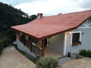 a house with a red roof at Casa de La Luna in Monte Verde
