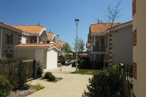 a row of houses in a residential neighborhood at Appartement 42m² - 1 chambre 2 personnes à Pornic in Pornic