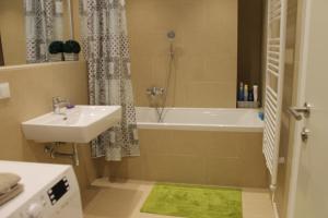 Zdjęcie z galerii obiektu Spacious, Modern 1-bdrm Apt near VIC & Austria Ctr w Wiedniu