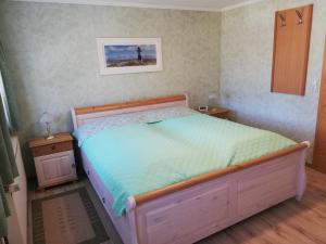 バンシンにあるAquamarinaのベッドルーム1室(ベッド1台、ナイトスタンド2台付)