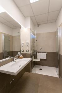 y baño con lavabo y ducha. en Hotel Venezia e la Villetta, en Lido di Jesolo