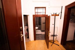 una camera con bagno dotato di lavandino e specchio di Dežnik a Lubiana