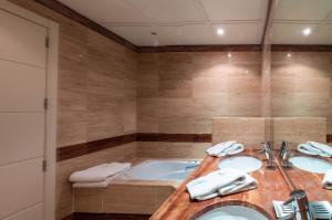 Kúpeľňa v ubytovaní Apt 321 Heaven Beach Apartments Guadalmansa Playa