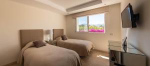Televízia a/alebo spoločenská miestnosť v ubytovaní Apt 321 Heaven Beach Apartments Guadalmansa Playa