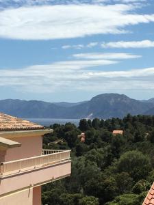 un balcone con vista sulle montagne di un edificio di Maison Turquoise a Cala Gonone