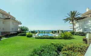 Bazén v ubytovaní Apt 321 Heaven Beach Apartments Guadalmansa Playa alebo v jeho blízkosti