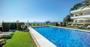 Bazén v ubytovaní Apt 321 Heaven Beach Apartments Guadalmansa Playa alebo v jeho blízkosti