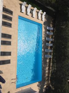 uma vista superior de um edifício com piscina em Island Hotel em Istambul
