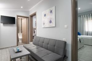 a living room with a couch and a bedroom at De plata apartments in Sarti