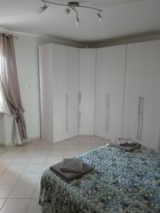 um quarto com uma cama e um tecto em Monti Mare em Seravezza