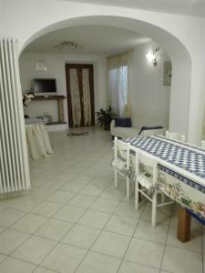 Zimmer mit einem Tisch und Stühlen sowie einem Wohnzimmer in der Unterkunft Monti Mare in Seravezza