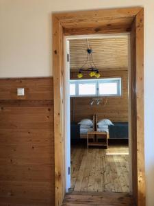 ケミにあるApartment Oktyabrskaya 21のベッド付きの木製の壁の客室です。
