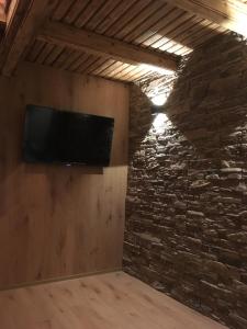 Televízia a/alebo spoločenská miestnosť v ubytovaní Apartmán U Kapličky