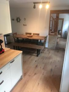 Kuchyňa alebo kuchynka v ubytovaní Apartmán U Kapličky
