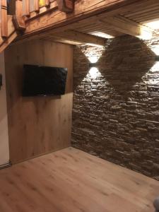 Televízia a/alebo spoločenská miestnosť v ubytovaní Apartmán U Kapličky