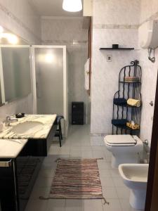 La salle de bains est pourvue d'une baignoire, d'un lavabo et de toilettes. dans l'établissement Appartamento Cristina, à Piombino