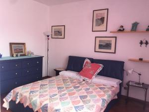 - une chambre avec un lit et une commode dans l'établissement Appartamento Cristina, à Piombino