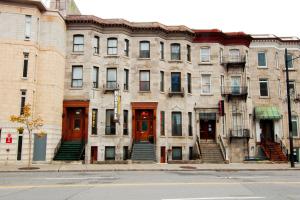 un edificio en la esquina de una calle en Hotel Casa Bella, en Montreal