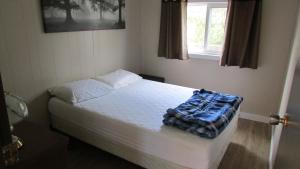 Ліжко або ліжка в номері The Maples Cottages in Port Elgin
