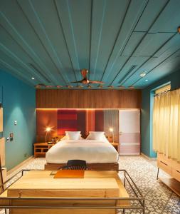 a bedroom with a bed with a blue ceiling at Hotel Boutique Casona del Colegio in Cartagena de Indias
